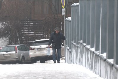Чернівчанин на одній з вулиць міста тримається огорожі, через ожеледицю на тротуарі Чернівчанин на одній з вулиць міста тримається огорожі, через ожеледицю на тротуарі