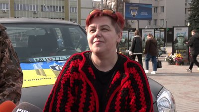 Для доставки боєприпасів та їжі: волонтерка Ольга Юзвюк з Рівного передала автомобіль 141 бригаді Для доставки боєприпасів та їжі: волонтерка Ольга Юзвюк з Рівного передала автомобіль 141 бригаді
