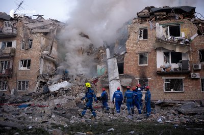 Нічна атака РФ на Київ: є загиблі і поранені, пожежі у кількох районах Нічна атака РФ на Київ: є загиблі і поранені, пожежі у кількох районах