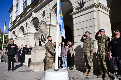 Олег Завалецький піднімає прапор Олег Завалецький піднімає прапор