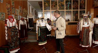 "Жінка вишила сорочку на засланні в Сибіру": етнограф колекціонує сторічні буковинські вишиванки "Жінка вишила сорочку на засланні в Сибіру": етнограф колекціонує сторічні буковинські вишиванки