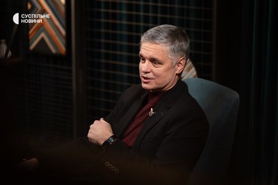 Колишній міністр закордонних справ України та колишній посол у Великій Британії Вадим Пристайко під час інтервʼю Суспільному, Київ, 13 січня 2026 року Колишній міністр закордонних справ України та колишній посол у Великій Британії Вадим Пристайко під час інтервʼю Суспільному, Київ, 13 січня 2026 року