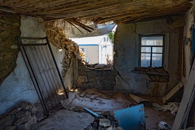 "З тростинкою все тут прибираю та лагоджу". Жителька Білогірки на Херсонщині самотужки відновлює побите житло "З тростинкою все тут прибираю та лагоджу". Жителька Білогірки на Херсонщині самотужки відновлює побите житло