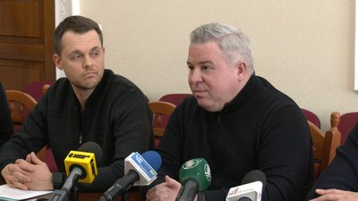 "Вся криза закінчується на кнопці": як пройшла зустріч депутатів щодо вирішення політичної кризи у міськраді Чернігова "Вся криза закінчується на кнопці": як пройшла зустріч депутатів щодо вирішення політичної кризи у міськраді Чернігова