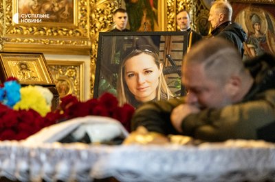"Були голосом правди". В Києві прощаються із загиблими журналісткою та оператором телеканалу FreeДом "Були голосом правди". В Києві прощаються із загиблими журналісткою та оператором телеканалу FreeДом