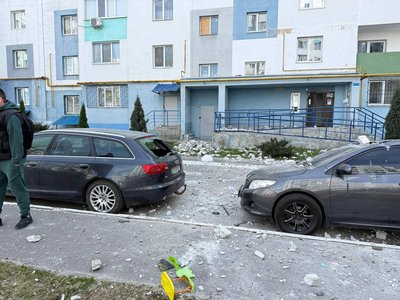 Наслідки влучання російського дрона біля багатоповерхівки у Київському районі Харкова, 6 квітня 2026 року