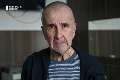 Звільнений з російського полону колишній мер Херсона Володимир Миколаєнко і лікарняній палаті у Києві, 28 серпня 2025 року Звільнений з російського полону колишній мер Херсона Володимир Миколаєнко і лікарняній палаті у Києві, 28 серпня 2025 року