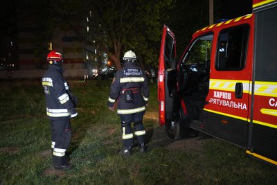 Рятувальники на місці російських влучань по Салтівському району Харкова Рятувальники на місці російських влучань по Салтівському району Харкова