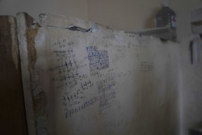 Календар на стіні будівлі, в якій українських цивільних утримували та катували російські військові у Херсоні, 8 грудня 2022 року Календар на стіні будівлі, в якій українських цивільних утримували та катували російські військові у Херсоні, 8 грудня 2022 року