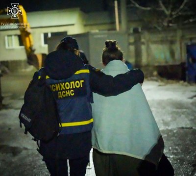 Допомога рятувальників людям після дронової атаки на Одеську область, 13 грудня Допомога рятувальників людям після дронової атаки на Одеську область, 13 грудня