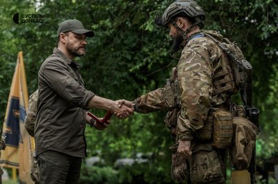 Відзнаки, шеврони та Glock. Тридцять бійців Азову отримали нагороди Відзнаки, шеврони та Glock. Тридцять бійців Азову отримали нагороди