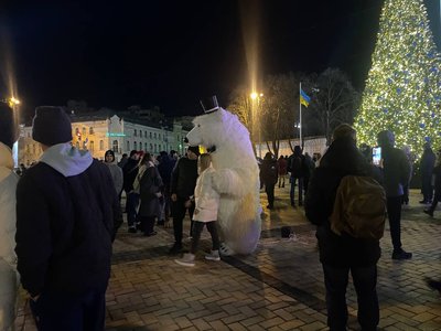 Новорічні святкування: кияни збираються біля ялинки на Софійській площі Новорічні святкування: кияни збираються біля ялинки на Софійській площі