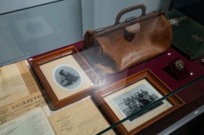 У Києві відкрили виставку про історію військової медицини У Києві відкрили виставку про історію військової медицини