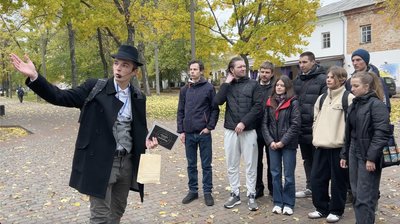 Екскурсії в капелюсі: 22-річний екскурсовод "відкриває" Умань по-новому