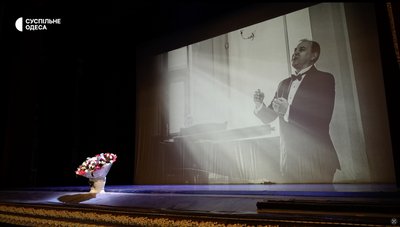 "Бачите, сонце світить? Це він": Одеська опера попрощалася із солістом Владиславом Гораєм "Бачите, сонце світить? Це він": Одеська опера попрощалася із солістом Владиславом Гораєм