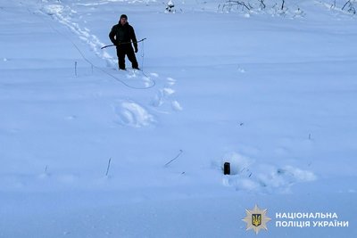 Протитанкові міни знищили біля залізничних колій Рівненщини. Їх скинули шахеди — поліція області Протитанкові міни знищили біля залізничних колій Рівненщини. Їх скинули шахеди — поліція області