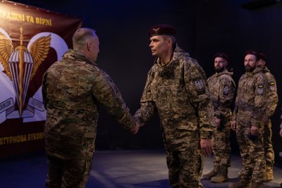 Військового з Черкащини Сирський відзначив "Золотим хрестом" Військового з Черкащини Сирський відзначив "Золотим хрестом"