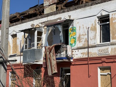 "Дощі йдуть, нам дах не накрили". Мешканці пошкоджених ударом РФ двоповерхівок у Сумах просять відремонтувати покрівлю