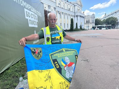 До Житомира приїхав 65-річний велосипедист з Полтавщини, який збирає гроші на ЗСУ До Житомира приїхав 65-річний велосипедист з Полтавщини, який збирає гроші на ЗСУ