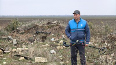 Приватний підприємець Сергій Каушан поруч з уламками від вибухівки Приватний підприємець Сергій Каушан поруч з уламками від вибухівки