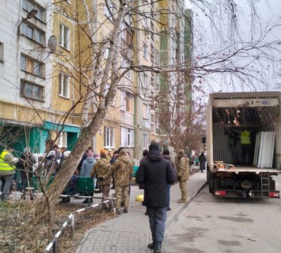 Мешканцям пошкодженого будинку на Героїв Крут у Сумах благодійники встановлюють вікна Мешканцям пошкодженого будинку на Героїв Крут у Сумах благодійники встановлюють вікна