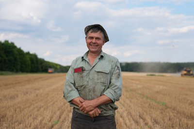 Аграрій Іван Биков під час збору врожаю у Чугуївському районі Аграрій Іван Биков під час збору врожаю у Чугуївському районі