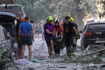 "Життя починаємо з нуля": що відомо про наслідки атаки РФ у Дарницькому районі столиці