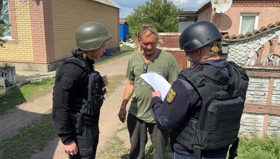 Рятувальники приїхали повідомити Валерію, що почалася примусова евакуація родин з дітьми Софіївка Дружківська громада Донецька область 16 травня 2025 рік Рятувальники приїхали повідомити Валерію, що почалася примусова евакуація родин з дітьми Софіївка Дружківська громада Донецька область 16 травня 2025 рік