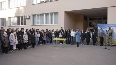 "Ми любимо ЗСУ": вінницький ліцей передав бійцям позашляховик та прилад нічного бачення "Ми любимо ЗСУ": вінницький ліцей передав бійцям позашляховик та прилад нічного бачення