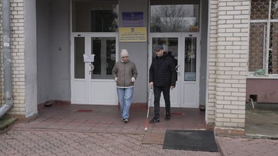"Життя триває навіть у темряві": як у Вінниці допомагають людям, які втратили зір "Життя триває навіть у темряві": як у Вінниці допомагають людям, які втратили зір