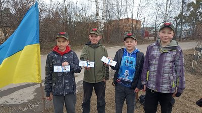 У Житомирі четверо школярів облаштували блокпост і зібрали 20 тисяч гривень для рятувальників У Житомирі четверо школярів облаштували блокпост і зібрали 20 тисяч гривень для рятувальників
