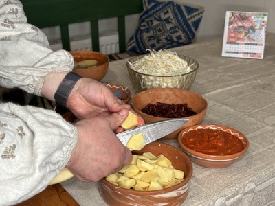 У кролевецькому музеї приготували борщ із пелюстками яблуні-колонії за старовинним рецептом