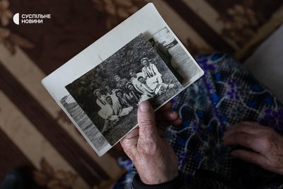 Тамара Костянтинівна показує старі фотографії з часів своєї молодості на Херсонщині, травень 2026 року Тамара Костянтинівна показує старі фотографії з часів своєї молодості на Херсонщині, травень 2026 року