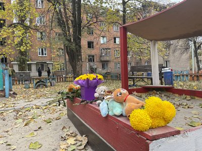 Працюють правоохоронці, люди несуть квіти. Що відбувається на місці ракетного удару у Кривому Розі Працюють правоохоронці, люди несуть квіти. Що відбувається на місці ракетного удару у Кривому Розі