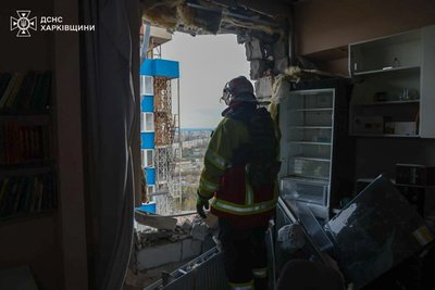 У Шевченківському районі Харкова дрон влучив у балкон на 24-му поверсі 14 квітня 2026 року У Шевченківському районі Харкова дрон влучив у балкон на 24-му поверсі 14 квітня 2026 року