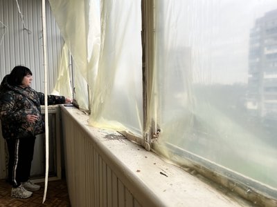 "Все у дірках — шафи, стеля, стіни". Жителі Корабельного району Херсона про наслідки російських ударів "Все у дірках — шафи, стеля, стіни". Жителі Корабельного району Херсона про наслідки російських ударів