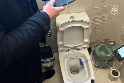 Підозрювані намагались позбутись грошей, зливши їх в унітаз Підозрювані намагались позбутись грошей, зливши їх в унітаз