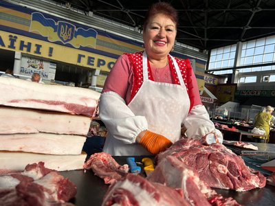 Сало до 450 гривень за кілограм: скільки коштує м’ясо на Житньому ринку в Житомирі Сало до 450 гривень за кілограм: скільки коштує м’ясо на Житньому ринку в Житомирі