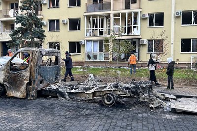 Вигорілі автівки та пошкоджені будинки: фото наслідків третьої поспіль російської атаки БпЛА по Одесі та передмістю