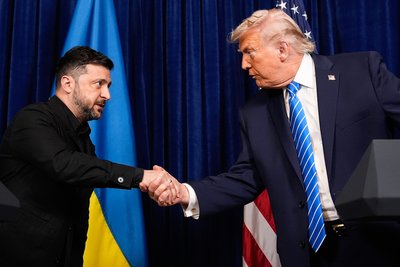Президент США Дональд Трамп та президент України Володимир Зеленський тиснуть руки на початку спільної пресконференції після зустрічі у Палм-Біч, штат Флорида, 28 грудня 2025 року Президент США Дональд Трамп та президент України Володимир Зеленський тиснуть руки на початку спільної пресконференції після зустрічі у Палм-Біч, штат Флорида, 28 грудня 2025 року