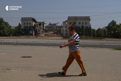 Розбита будівля обласної адміністрації у Херсоні, липень 2025 року Розбита будівля обласної адміністрації у Херсоні, липень 2025 року