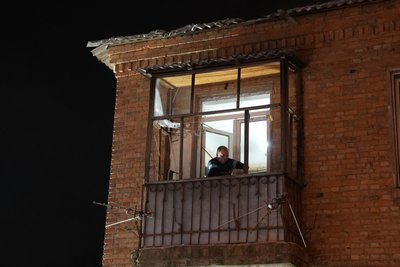 Чоловік на балконі після удару КАБами по Харкову Чоловік на балконі після удару КАБами по Харкову