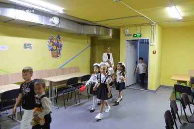 Одеська гімназія №125 відновила роботу після атаки РФ: як заклад зустрів новий навчальний рік Одеська гімназія №125 відновила роботу після атаки РФ: як заклад зустрів новий навчальний рік