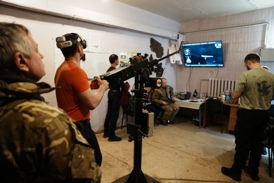 Пересувний симулятор для знищення "шахедів": як українські бійці тренуються нищити російські БпЛА Пересувний симулятор для знищення "шахедів": як українські бійці тренуються нищити російські БпЛА