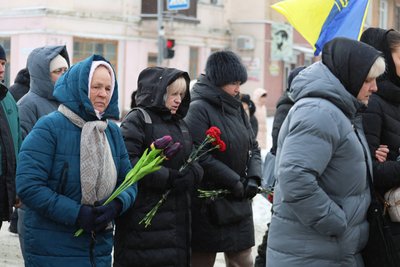 Провели "живим коридором": на Черкащині попрощалися із захисником Провели "живим коридором": на Черкащині попрощалися із захисником