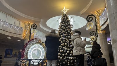 На головній ялинці Харкова, що розміщена на станції метро "Університет", засяяли вогні 6 грудня 2025 року На головній ялинці Харкова, що розміщена на станції метро "Університет", засяяли вогні 6 грудня 2025 року