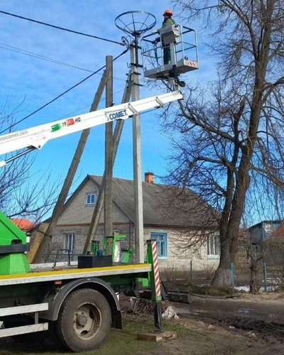 "Лелекам — дім, а людям — безпека": на Рівненщині енергетики облаштували безпечні гнізда для птахів "Лелекам — дім, а людям — безпека": на Рівненщині енергетики облаштували безпечні гнізда для птахів
