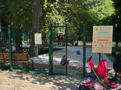Дитяча пісочниця «Мальдіви» у парку Шевченка у Чернівцях Дитяча пісочниця «Мальдіви» у парку Шевченка у Чернівцях