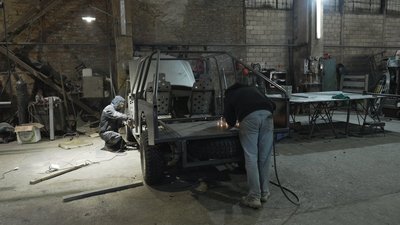 Багі, пікапи та мікроавтобуси: як вінницькі майстри допомагають військовим Багі, пікапи та мікроавтобуси: як вінницькі майстри допомагають військовим
