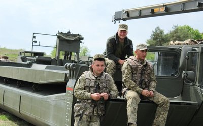 Вадим із побратимами Вадим із побратимами